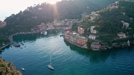 Malerische-Kulisse-Von-Portofino-In-Sonnenstrahlen-An-Der-Italienischen-Riviera,-Luftaufnahme