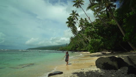 Caminando-En-La-Playa-De-Coral-Turismo-Fiji-Costa-De-Fiji-Olas-Rompiendo-Soleada-Mañana-Tarde-Nubes-Tropical-Pacífica-Selva-Selva-Tropical-Taveuni-Arcoíris-Arrecife-Suva-Nadi-Malalo-Isla-Náufrago