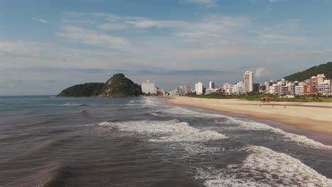 Fascinantes-Imágenes-De-Un-Dron-Avanzando-Sobre-La-Hermosa-Playa-De-Caiobá-En-Matinhos