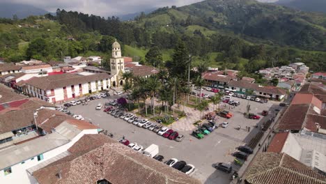Aerial-view-circling-the-Plaza-de-Bolívar-Salento,-in-sunny-Quindío,-Colombia