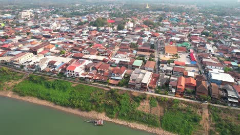 Stunning-aerial-shot-of-resident-houses-on-the-Mekong-Riverside-in-the-Chiang-Khan-District-in-Thailand,-drone-flying-upward