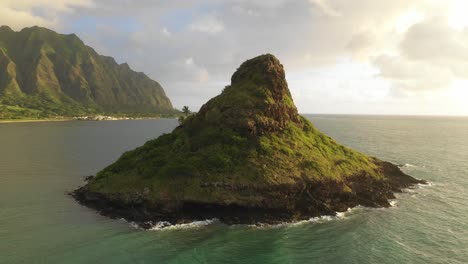 órbita-De-Drones-Alrededor-De-Una-Pequeña-Isla-Frente-A-La-Costa-De-Oahu,-Hawai&#39;i-Al-Amanecer