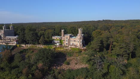 Gran-Castillo-Majestuoso-Junto-Al-Río-Tranquilo