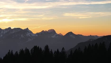 Berge-Mit-Schneebedeckten-Gipfeln