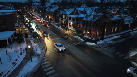 Verkehr-Auf-Der-Hauptstraße-Einer-Kleinen-Amerikanischen-Stadt-Bei-Nacht