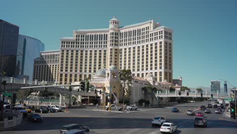 Vista-De-La-Calle-Durante-El-Día-Del-Bellagio-Hotel-And-Casino-Resort-En-La-Soleada-Las-Vegas,-Nevada