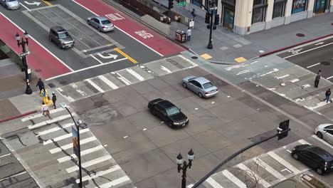 Coches-Circulando-Por-Una-Intersección-En-El-Centro-De-La-Ciudad-De-Oakland-A-La-Luz-Del-Día.