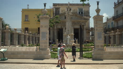 Touristen-Betreten-An-Einem-Sonnigen-Tag-Den-Palast-Der-Capitanes-Generales-Auf-Der-Plaza-De-Armas-In-Kuba