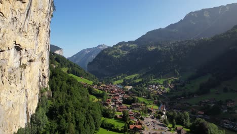 Drohnenflug-Entlang-Eines-Wasserfalls-In-Richtung-Des-Dorfes-Lauterbrunnen