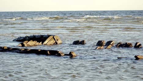 Schiffswrack,-Teilweise-In-Einem-Ruhigen-Ozean-Versunken,-Mit-Dunklen-Sturmwolken,-Die-Sich-über-Dem-Kopf-Zusammenziehen.-Die-Aufnahme-Erfolgt-Aus-Mittlerer-Entfernung