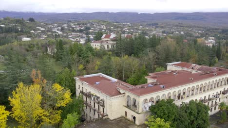 Vista-Aérea-Sobre-El-Sanatorio-Metalúrgico-Abandonado-En-Tskaltubo-Georgia