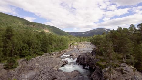 Luftaufnahme-Eines-Kleinen-Flusses-Mit-Stromschnellen-Und-Tümpeln-In-Nordnorwegen