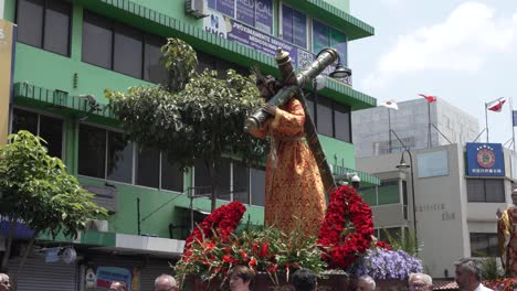 Un-Grupo-De-Asistentes-A-La-Iglesia-Llevan-Una-Gran-Figura-De-Jesús-Cargando-Una-Cruz-Durante-El-Viernes-Santo