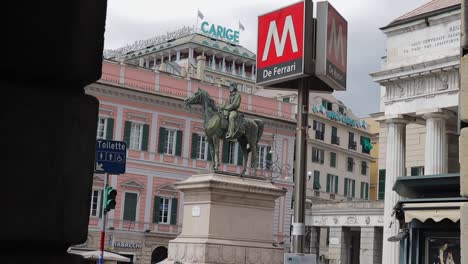 Estación-De-Metro-De-Ferarri-Y-Monumento-Al-Fondo-En-Génova,-Italia