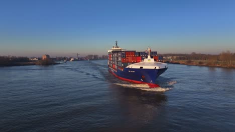 Beladenes-Containerschiff,-Das-Auf-Dem-Fluss-In-Zwijndrecht,-Niederlande,-Kreuzt