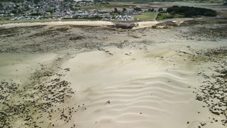 Antena-Panorámica-Delantera-De-Playa-De-Arena-Con-Casas-En-La-Isla-De-Île-grande