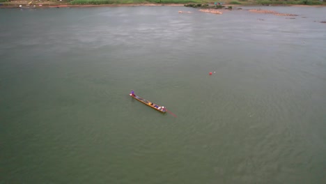 Toma-Aérea-De-Un-Barco-De-Pescadores-Tradicional-En-El-Río-Mekong-En-El-Distrito-De-Chiang-Khan-En-Tailandia