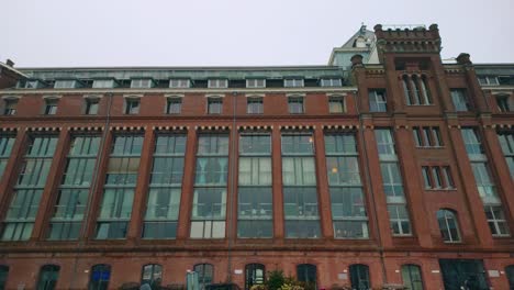 Niederländisches-Bürogebäude,-Ehemaliges-Backsteinlagerhaus,-Außen-In-Amsterdam