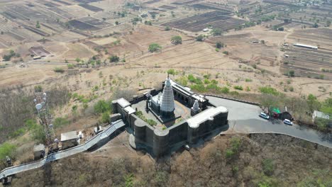 Yamai-Tempel-Auf-Dem-Hügel360D-Drohnenansicht-In-Der-Nähe-Des-Shri-Bhavani-Museums-Und-Der-Bibliothek-Aundh-In-Maharashtra