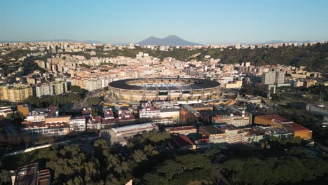 Drohnenaufnahme-Von-Vorn-Zeigt-Das-Stadio-Diego-Armando-Maradona,-Im-Hintergrund-Den-Vesuv