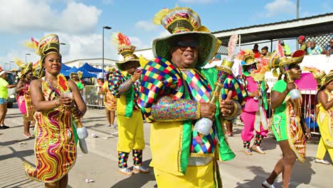 Hermosa-Gente-Fiestera-Caribeña-Aplaude-Al-Ritmo-De-La-Música-Carnavalera.