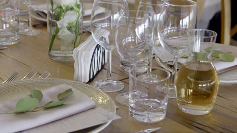 Mesa-Elegante-Con-Cristalería-En-Un-Evento-De-Boda