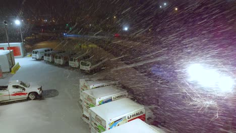 Blizzardartige-Schneeverhältnisse-über-Einem-U-Haul-Parkplatz-In-Kanada,-Niemand-Bewegt-Sich-Heute