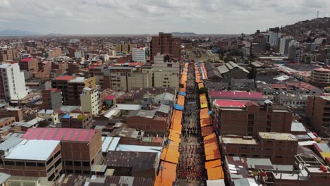 Elevaciones-Aéreas-Sobre-El-Horizonte-De-Oruro-Bolivia,-Ruta-Del-Desfile-De-Carnaval-Festivo