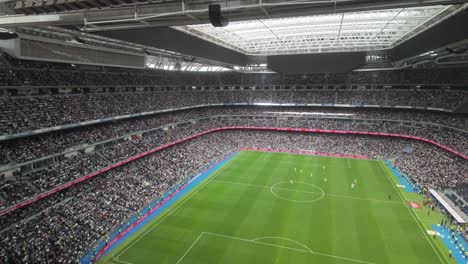 Toma-Panorámica-De-Izquierda-A-Derecha-Del-Estadio-Del-Real-Madrid-Durante-El-Partido-Clásico-De-Fútbol-Corazón-Real-Madrid-Legends-Vs-Oporto-Vintage-En-Marzo-De-2024-Durante-El-Receso-Del-Partido