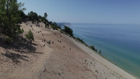 Oso-Durmiente-Dunas-De-Arena-A-Orillas-Del-Lago-Nacional-Vistas-Del-Lago-Michigan-En-Michigan-Con-Gente-En-Las-Dunas-Y-Video-Panorámico-De-Izquierda-A-Derecha