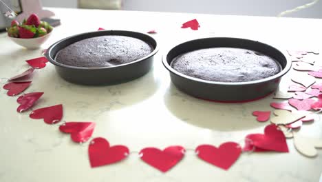 Schöne-Aufnahme-Von-Zwei-Frisch-Gebackenen-Schokoladenkuchen-Valentinstagskuchen-Veganer-Schokoladenkuchen-Ohne-Ei,-Pflanzlich-Und-Ohne-Milchprodukte