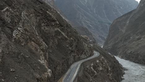 Disparo-De-Drone-Del-Valle-Vacío-De-La-Carretera-Skardu-Y-Un-Río