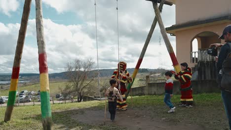 Kinderspiel-Mit-Caretos-Bei-Podence,-Portugal