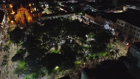 Antena-Nocturna-Sobre-La-Plaza-24-De-Septiembre-En-Santa-Cruz-Bolivia-En-El-Día-De-La-Mujer