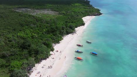 Panorama-view-of-beach-and-clear-green-water-on-tropical-sea-coast-with-sandy-beach