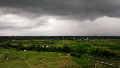 Nubes-Pesadas-Que-Proyectan-Sombras-Espeluznantes-Sobre-La-Vasta-Extensión-De-Los-Campos-De-Arroz.