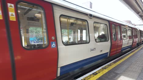 S-Stock-District-Line-Zug-Kommt-An-Der-U-Bahnstation-Acton-Town-In-London-An