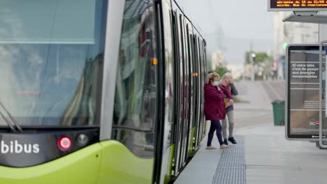 Passagiere-Steigen-In-Die-örtliche-Straßenbahn-In-Der-Stadt-Brest,-Frankreich