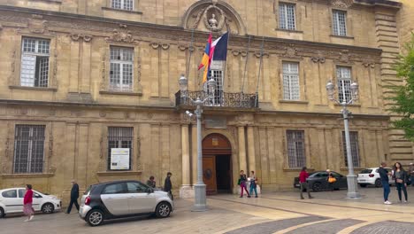 Vista-Estática-Del-Ayuntamiento-De-Aix-en-Provence-En-Francia-Con-Banderas.