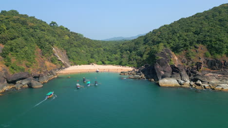 Drohnenaufnahme-Von-Fischerbooten-Am-Butterfly-Beach,-Goa,-Indien,-4k