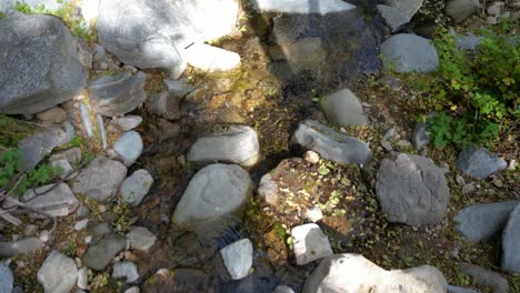 Naturaleza-Relajante-Agua-Que-Fluye-Sobre-Las-Rocas---De-Arriba-Hacia-Abajo-Del-Arroyo-Que-Fluye-A-Través-De-Las-Rocas