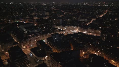 Ciudad-De-París-Por-La-Noche-Con-El-Metro-Al-Fondo,-Francia