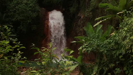 Ruhige-Und-Wohltuende-Umgebungsbewegung-Des-Herabstürzenden-Wassers-Der-Pulangbato-Wasserfälle,-Umrahmt-Von-üppigem-Laub,-Ein-Beliebtes-Reiseziel-In-Valencia,-Negros-Oriental,-Philippinen