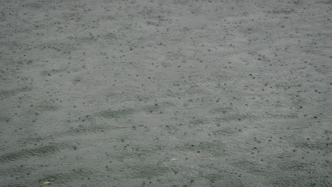 Lluvia-Cayendo-Sobre-El-Río-Tweed,-En-El-Norte-De-Nueva-Gales-Del-Sur,-Australia