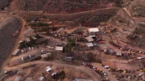 Vista-Aérea-De-La-Ciudad-Fantasma-De-Jerome,-Arizona,-EE.UU.,-Atracción-Turística,-Edificios-Rústicos-Y-Vehículos-Antiguos