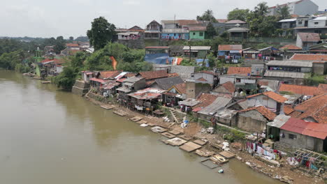 Barrios-Marginales-A-Lo-Largo-Del-Río-Cisadane-En-La-Ciudad-De-Bogor,-Java-Occidental,-Indonesia
