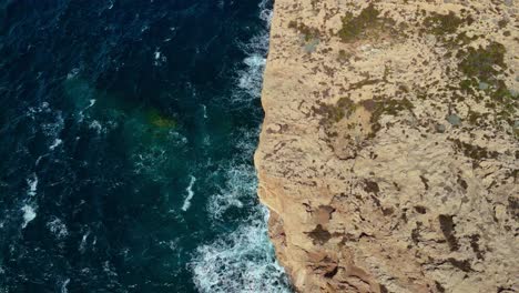 Agujero-Azul-En-La-Ventana-Azul-De-Gozo,-Isla-De-Malta