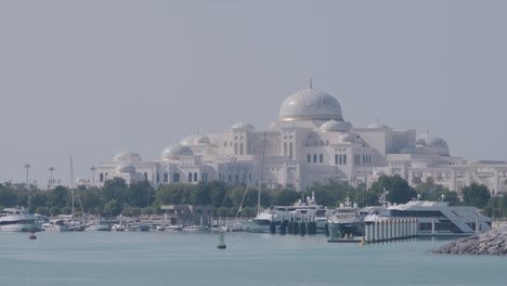 Palacio-Qasr-Al-Watan-En-El-Horizonte-Brumoso,-Punto-De-Referencia-De-Abu-Dhabi,-Emiratos-Árabes-Unidos