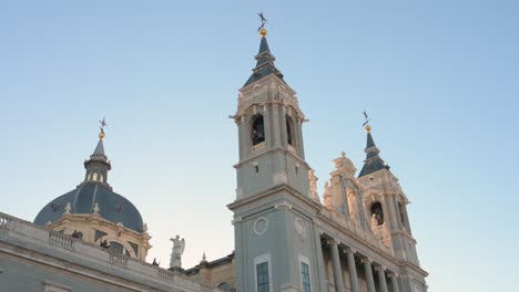 Blick-Auf-Die-Römisch-katholische-Almudena-Kathedrale-Und-Ihre-Kuppel,-Fertiggestellt-Und-Geweiht-Im-Jahr-1993-Von-Papst-Johannes-Paul-II.-In-Madrid,-Spanien