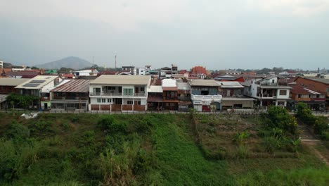 Luftlandschaft-Mit-Lokalen-Häusern-Am-Mekong-Ufer-Im-Thailändischen-Distrikt-Chiang-Khan,-Drohne-Fliegt-Rückwärts